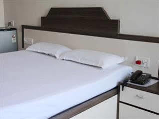 Hotel Madhuban 马哈巴莱斯赫瓦尔 外观 照片