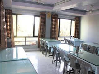 Hotel Madhuban 马哈巴莱斯赫瓦尔 外观 照片